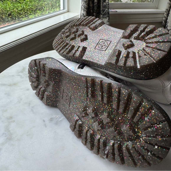 NWOB 🦄Iridescent rainbow Doc Martens! - Picture 10 of 15
